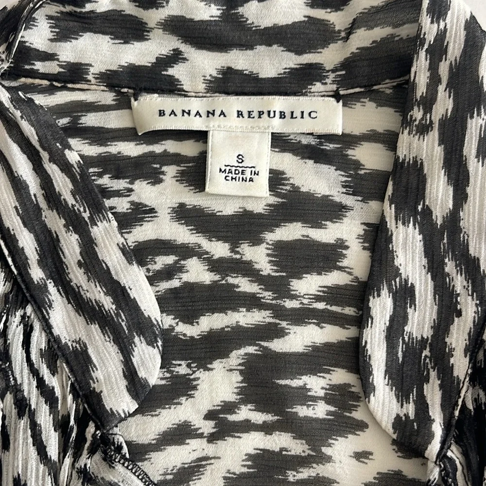 Banana Republic Vintage Animal Print Black/White Ruffled Sheer Sleeveless Blouse - Picture 7 of 8